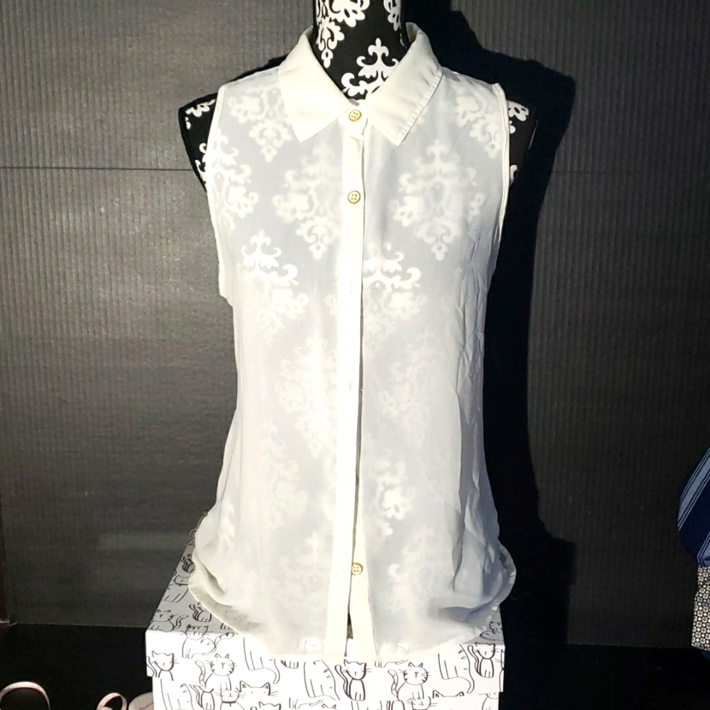 Kismet. Cream lace sleeveless blouse. Size M.